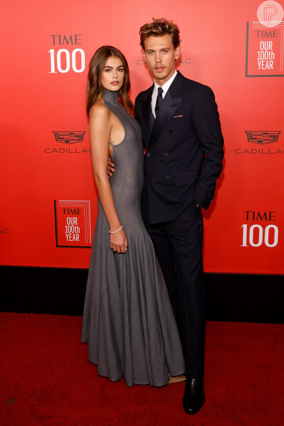 Vestido de festa com design minimalista foi a escolha da modelo Kaia Gerber, que acompanhou o namorado Austin Butler no evento de gala