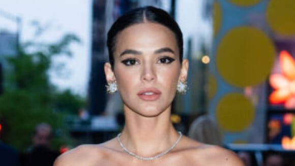 Ela é o momento! Bruna Marquezine arremata look fashionista com mais de R$ 1.3 milhão em joias e brilha em evento