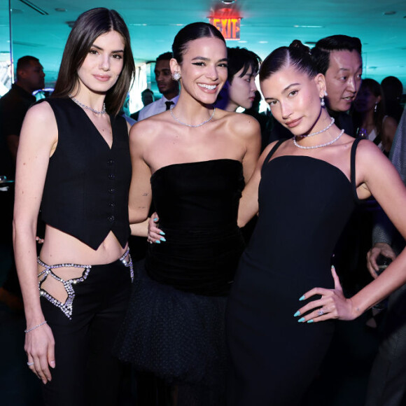 Bruna Marquezine posou com Camila Queiroz e Hailey Bieber na reinauguração da icônica loja da Tiffany & Co.