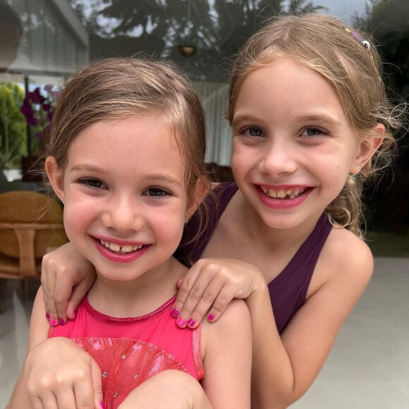 Filhas de Mari Bridi e Thais Fersoza foram comparadas à semelhança física