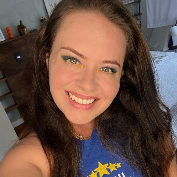 Mari Bridi foi elogiada ao aparecer com cropped deixando a barriga à mostra