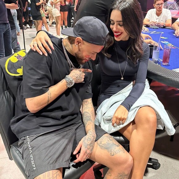 Neymar postou foto em que aparece sujo de beijos de Bruna Biancardi e conversando com o filho na barriga da modelo