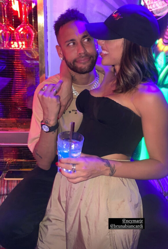 O namoro de Neymar e Bruna Biancardi é marcado por fotos divertidas e espontâneas