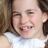 'Mesmo sorriso': princesa Charlotte faz 8 anos e web nota semelhança com o Príncipe Wiliam e Elizabeth II em foto
