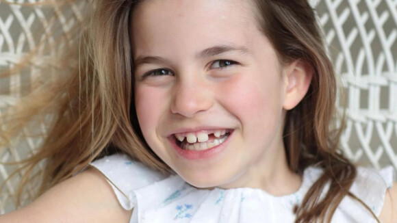 'Mesmo sorriso': princesa Charlotte faz 8 anos e web nota semelhança com o Príncipe Wiliam e Elizabeth II em foto