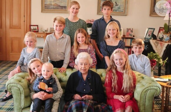 Princesa Charlotte surgiu em foto com a bisavó, rainha Elizabeth II, morta em 2022