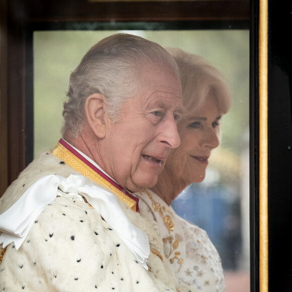 Rei Charles III é coroado em 6 de maio de 2023, oito meses após a morte da mãe, a Rainh Elizabeth II