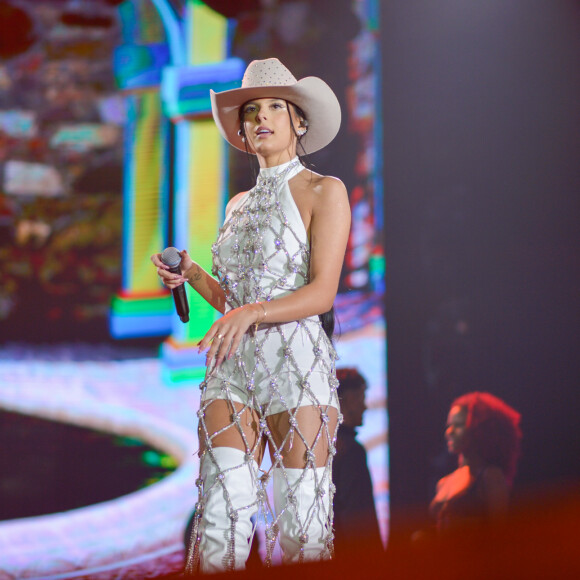 Look all white de Ana Castela valorizou curvas da cantora