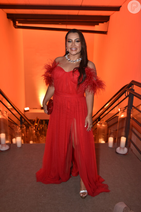 Vestido de festa vermelho com plumas foi usado pela cantora Marcia Felipe