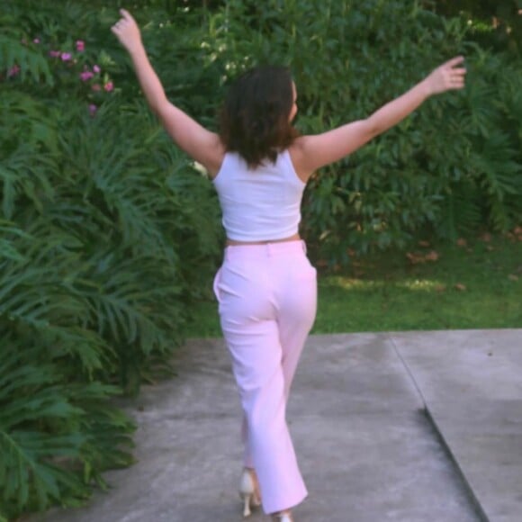 Larissa Manoela publicou fotos para anunciar a mudança na carreira