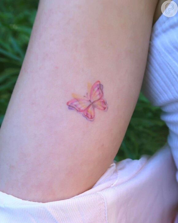 Larissa Manoela exibiu tatuagem de uma borboleta rosa na parte interna do braço e explicou que sua atual fase tem refletido em bons números conquistados e em sete marcas que carrega