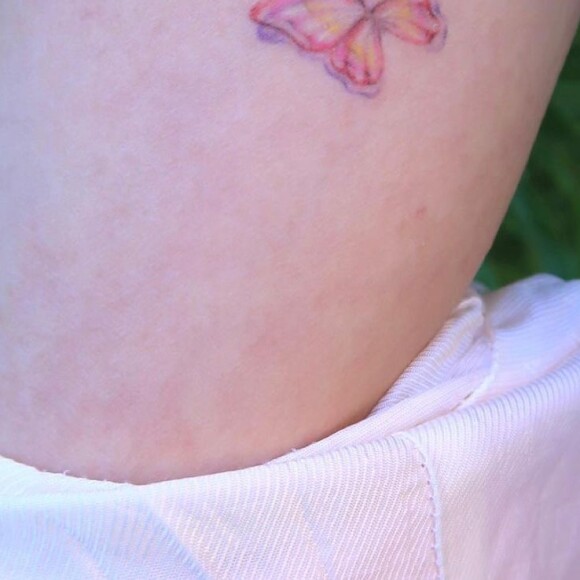 Larissa Manoela exibiu tatuagem de uma borboleta rosa na parte interna do braço e explicou que sua atual fase tem refletido em bons números conquistados e em sete marcas que carrega