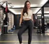 Alessandra Negrini exibiu a cinturinha fina em look para treino na academia