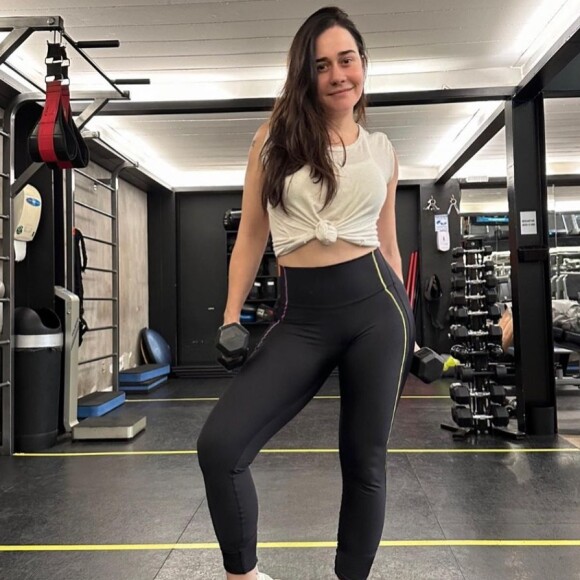 Alessandra Negrini exibiu a cinturinha fina em look para treino na academia