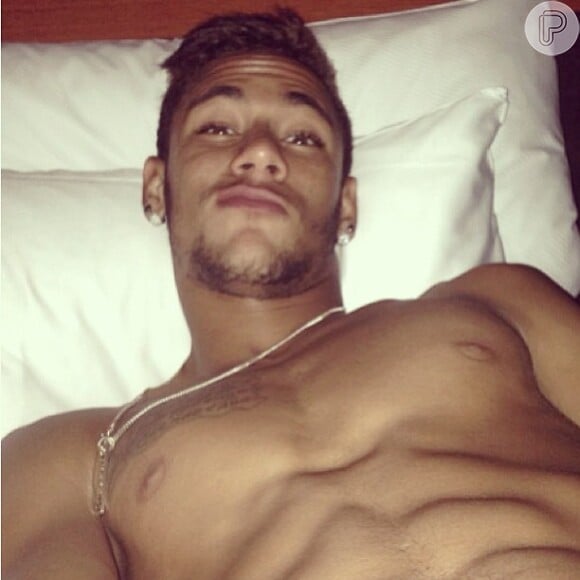 Neymar posta foto exibindo a barriga tanquinho