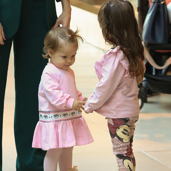 Filha de Edson Celulari e Karin Roepke interagiu com outra criança em shopping carioca