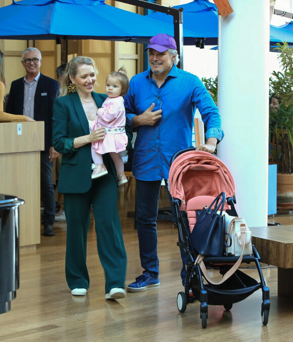 Chiara, filha Edson Celulari e Karin Roepke, usou look rosa em passeio