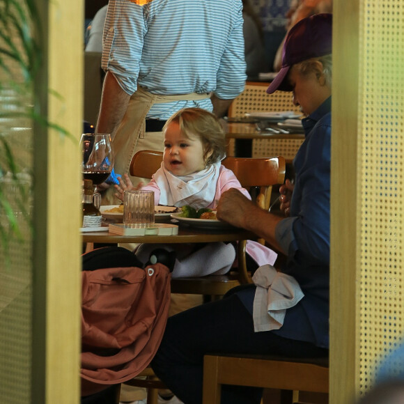 Filha de Edson Celulari e Karin Roepke, Chiara foi fotografada comendo