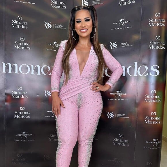 Simone Mendes valorizou corpo curvilíneo em look colado