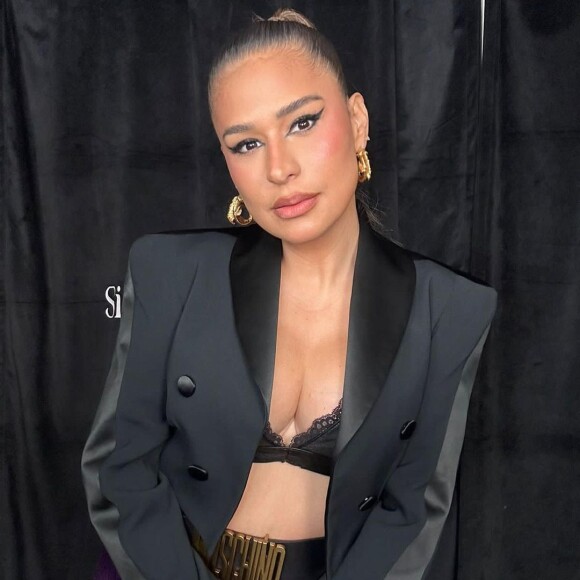 Simone Mendes usou look com lingerie à mostra e recebeu críticas