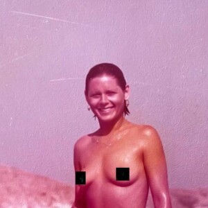 Vera Fischer publicou uma foto de seus 30 anos em uma praia de nudismo