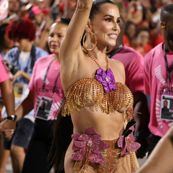 Deborah Secco chama atenção por onde passa
