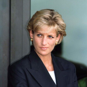 Cartas de Princesa Diana foram vendidos pela casa de leilões Dominic Winter Auctioneers pela bagatela de 7 mil dólares (R$ 34,8 mil, na atual cotação)