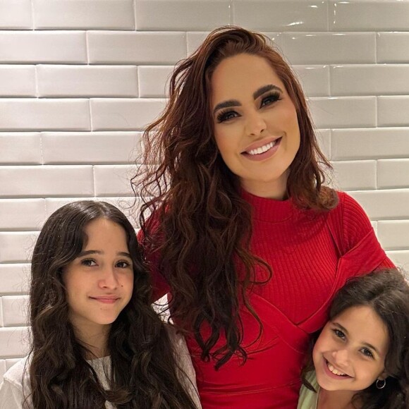 Cantora Perlla é mãe de 2 meninas