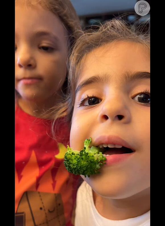 Filhas de Daniel Cady e Ivete Sangalo, Marina e Helena apareceram em um vídeo comendo vegetais