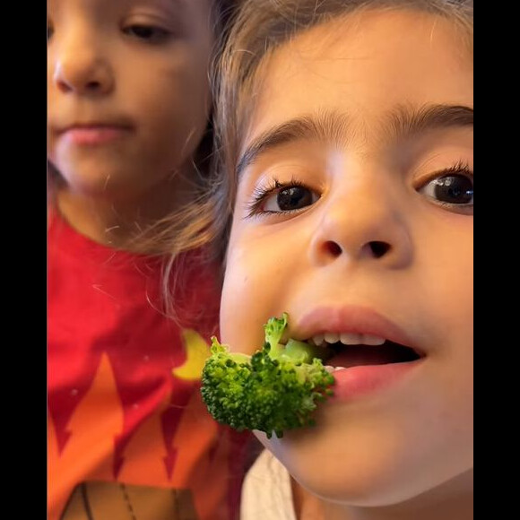 Filhas de Daniel Cady e Ivete Sangalo, Marina e Helena apareceram em um vídeo comendo vegetais