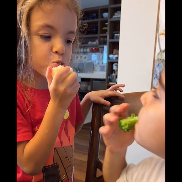 Filhas gêmeas de Daniel Cady e Ivete Sangalo, Marina e Helena se divertiram à mesa