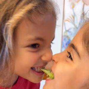 As filhas de Daniel Cady e Ivete Sangalo apareceram disputando um pedaço de brócolis