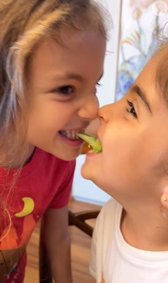 As filhas de Daniel Cady e Ivete Sangalo apareceram disputando um pedaço de brócolis