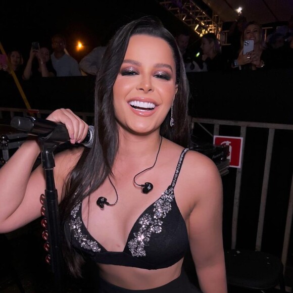 Maraisa, da dupla com Maiara, colocou silicone