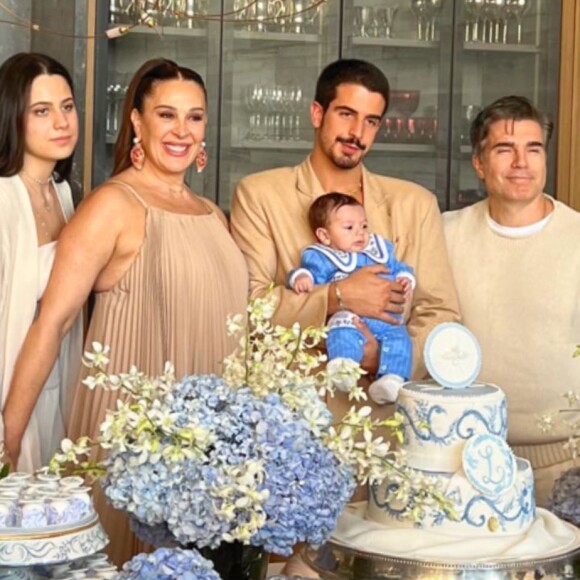 Filho de Claudia Raia utilizou três diferentes looks em batizado. Os trajes foram feitos pela grife Le Infance, especializada em roupas infantis