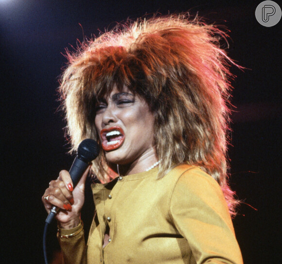 Tina Turner teve uma vida para lá de difícil, mas logo se tornou um exemplo de superação.