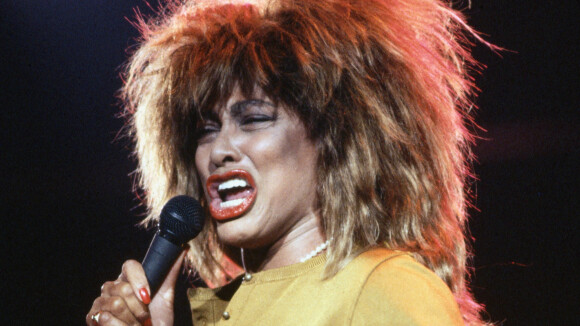 'Ele usava madeira para me bater na cabeça': Tina Turner teve relacionamento violento que quase a destruiu antes da fama