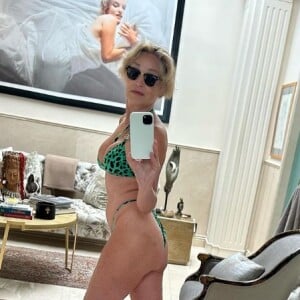 Com biquíni fio-dental, Sharon Stone posta foto rara em seu feed do Instagram.