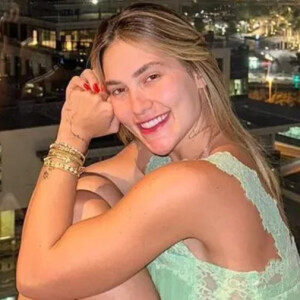 Barbara Evans foi uma das famosas que, em contra partida, elogiou a base da Virgínia.
