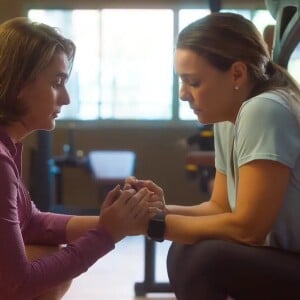 Globo tem cortado cenas de beijo na novela 'Vai na Fé' entre Clara (Regiane Alves) e Helena (Priscila Sztejnman)