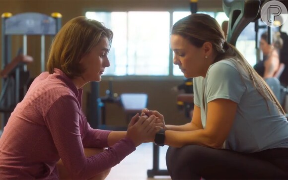 Globo tem cortado cenas de beijo na novela 'Vai na Fé' entre Clara (Regiane Alves) e Helena (Priscila Sztejnman)