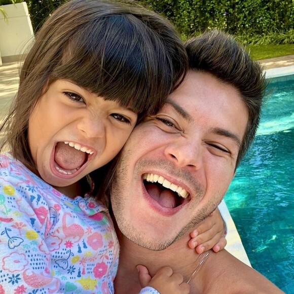 Arthur Aguiar contou como tem sido a convivência com a filha após separação de Maíra Cardi