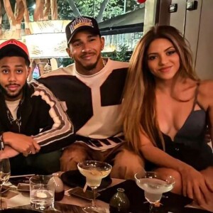 Shakira e Lewis Hamilton foram fotografados com amigos em comum em Barcelona, na Espanha