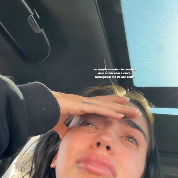 Mirella surgiu nos stories chorando após briga com Leo Dias.