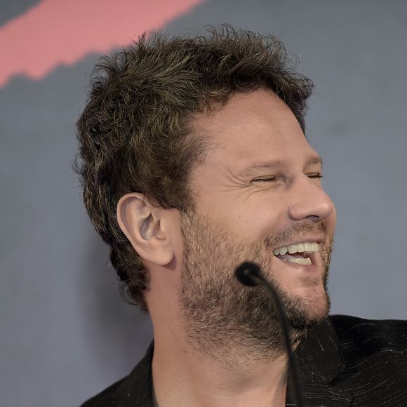 Selton Mello utilizou de seu já usual sarcasmo e revelou, de forma muito sincera, o que o fez largar de vez o vício: o fedor causado pelo cigarro!