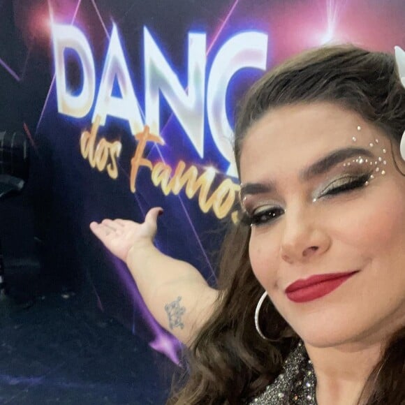 Priscila Fantin come escondido no Dança dos Famosos e quase ninguém repara