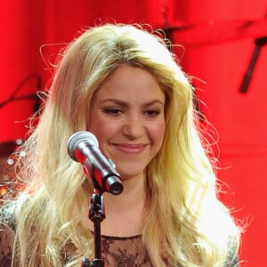 Shakira faz performance no BMI Pop Awards 2014