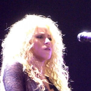 Shakira com sua turnê 'Tour of the Mongoose' em Los Angeles, Estados Unidos, em 2002