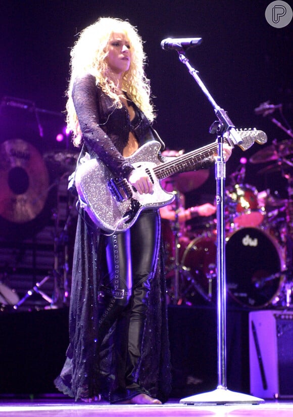 Shakira com sua turnê 'Tour of the Mongoose' em Los Angeles, Estados Unidos, em 2002