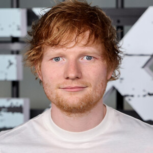 Ed Sheeran não abandonou o palco para se limpar: ele seguiu a apresentação até o final com as calças sujas